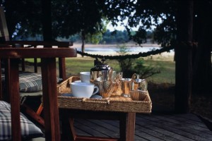 Liten veranda vid hus i Nsefu Camp